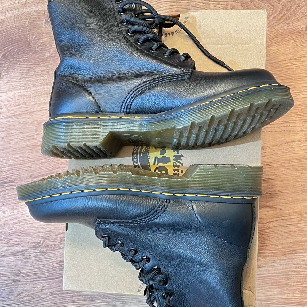 Like new Dr. Martens boots 1460 Pascal